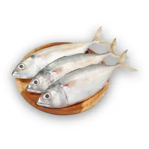 Tres pescados enteros sobre tabla de madera