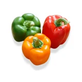 Tres chiles morrones de diferentes colores, verde, naranja y rojo