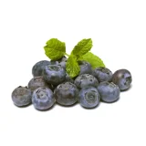 varias moras azules adorenadas con hojas verdes