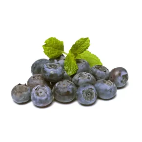 varias moras azules adorenadas con hojas verdes