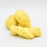 Dos papas blancas completas y una en rebanadas