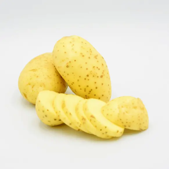 Dos papas blancas completas y una en rebanadas