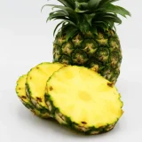 Piña completa acompañada de tres rebanadas