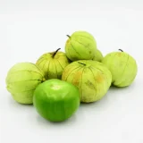 Seis tomates con cáscara y uno pelado